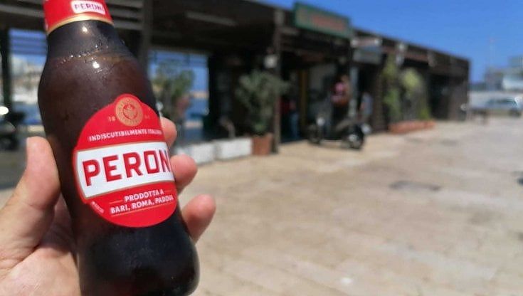 Bari, addio al mito della Peroni a un euro: il Chiringuito alza il prezzo di 20 centesimi. "Siamo stati costretti" 