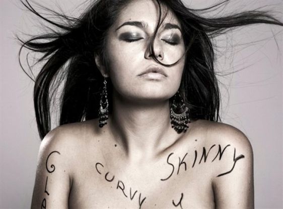 "Essere donne, non manichini". La crociata della modella tutta curve contro l'anoressia