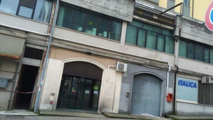 Precipita dalla tromba delle scale, impiegato di banca trovato morto nel Frusinate: indagini