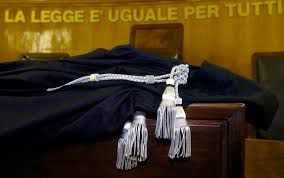 Noceto, tenta di strangolare la moglie con tubo della doccia: patteggia