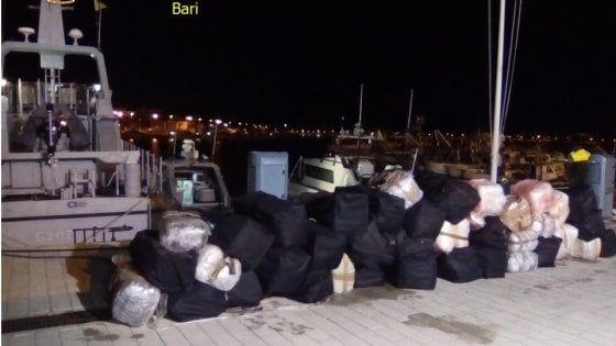 Foggia, fermato a largo di Vieste un gommone con 800 chili di marijuana: arrestati i due scafisti