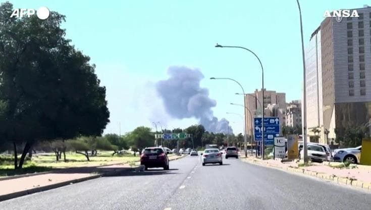Droni iraniani contro l'aeroporto del Kuwait, in fiamme serbatoi di carburante