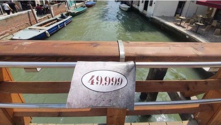 La protesta a Venezia, cartelli con scritto 49.999 residenti. Il blitz che lancia l’allarme sullo spopolamento