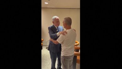 Israele, Netanyahu incontra l'uomo intervenuto durante l'incidente sul volo FlyDubai e lo abbraccia