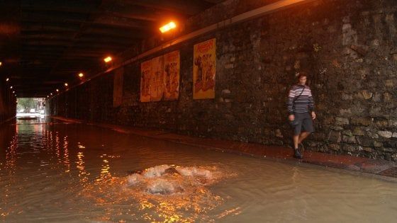 Maltempo: piogge intense al Centro-Nord, frane e smottamenti in Liguria