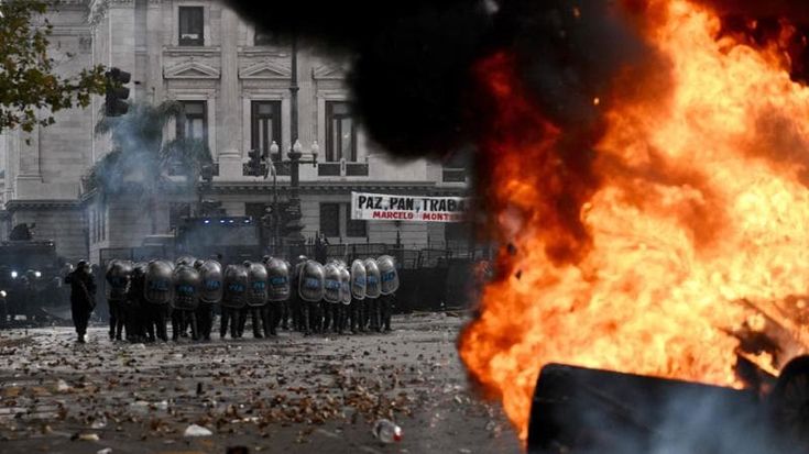 Argentina, passa al Senato la legge omnibus di Milei. Guerriglia nelle strade di Buenos Aires
