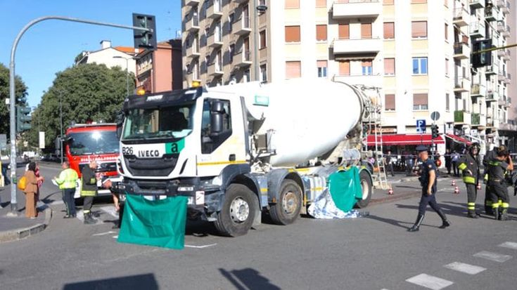 Pedone attraversa con il rosso sulle strisce: travolto e ucciso da una betoniera in corso Lodi