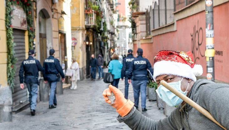 Napoli, zona rossa: agenti in strada per i controlli nelle vie della movida
