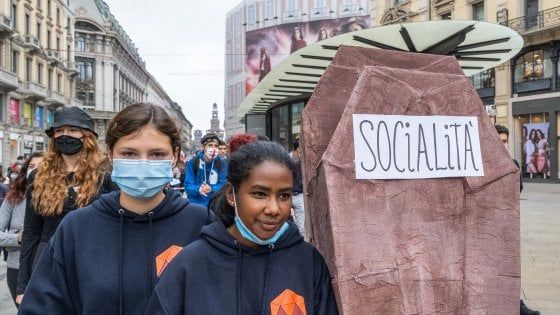 Scuola, la protesta in piazza degli studenti: "Istituti in ginocchio, il governo ora ci dia risposte"