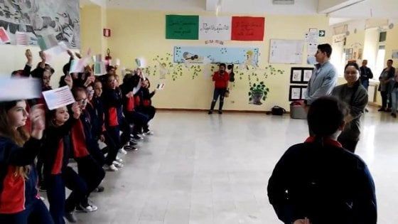 Marines a scuola a Catania, i bambini cantano l'inno: scoppia la polemica politica