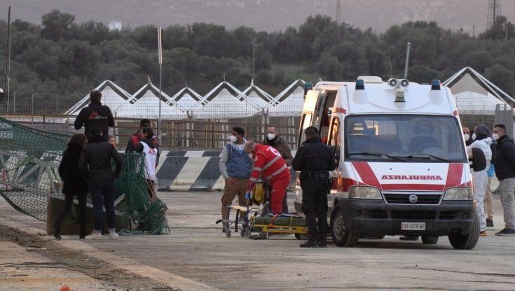 Augusta, al via il maxi sbarco dei 439 migranti soccorsi dalla Geo Barents: tre minori positivi al Covid