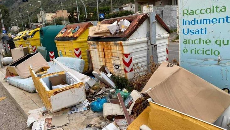 Palermo, via Cristoforo Colombo invasa dall'immondizia