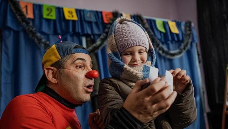 Marco Rodari: "Il riarmo fa paura. Io provo a portare portare gioia ai bambini tra le macerie"