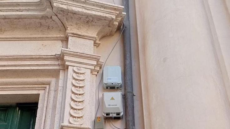 Decoro in centro, via le scatolette della fibra ottica dalle facciate delle chiese e dei palazzi storici