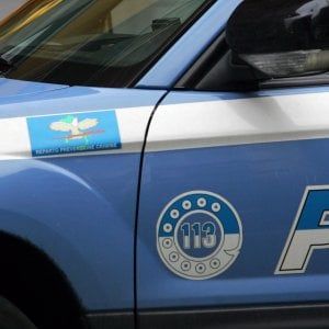 Firenze, minaccia e colpisce una donna