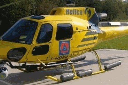 Elicottero Giallo E Blu A Bassa Quota