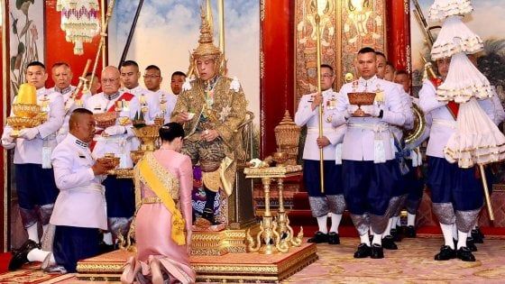 Rama X, sale sul trono il nuovo re di Thailandia