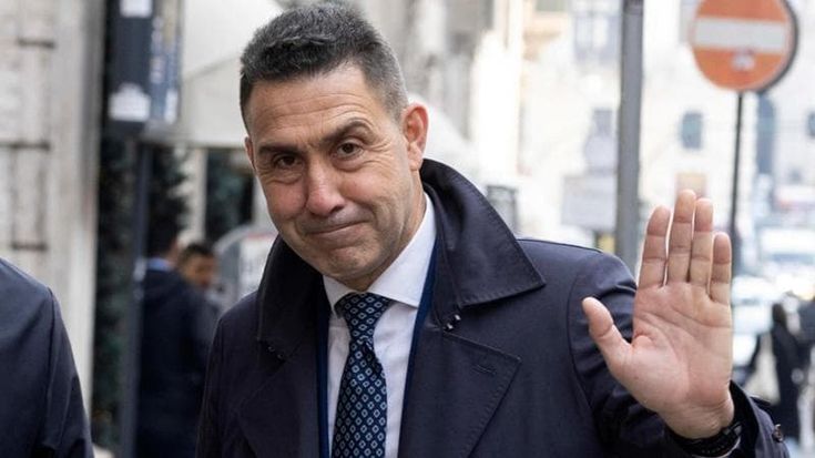 Vannacci attore porta la remigrazione a teatro: “Mi ispiro a Trump”. Il gas russo? “Via le sanzioni”