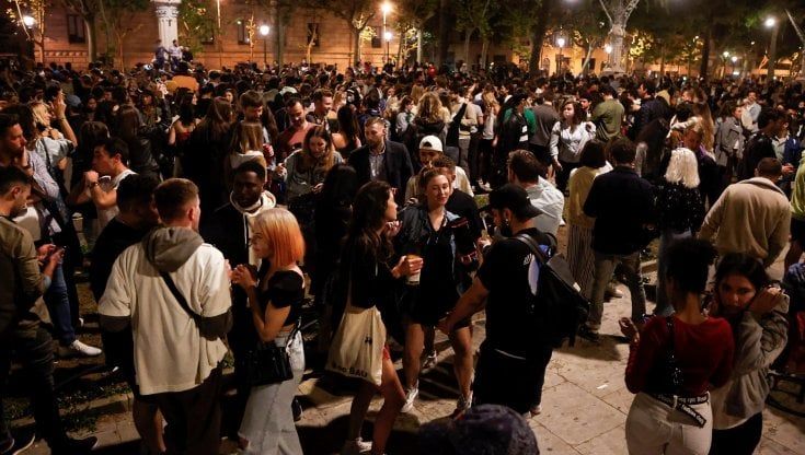 Coronavirus nel mondo. Spagna, addio al coprifuoco: notte di festa a Madrid e Barcellona. L'Ue non rinnova il contratto con AstraZeneca