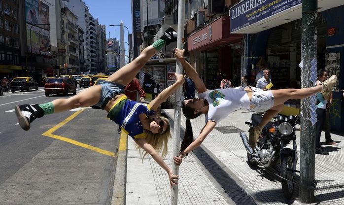 Nelle strade di Buenos Aires le gare di miss Pole dance