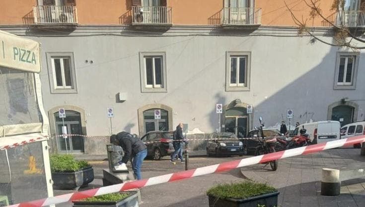 Napoli, la guerra dei ragazzini armati: spari per uno sguardo di troppo