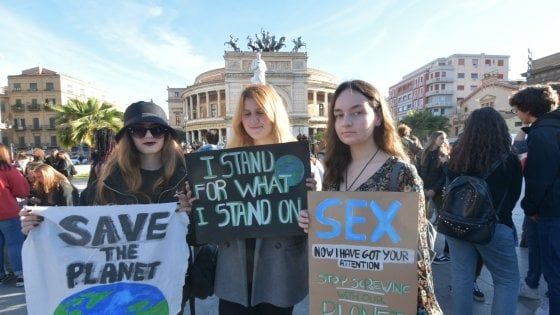 Palermo, studenti in sciopero per il clima: corteo festoso per le strade del centro