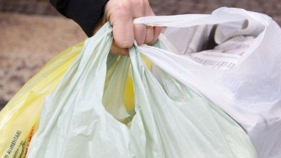 Potenza, sequestrate 100mila buste non biodegradabili 