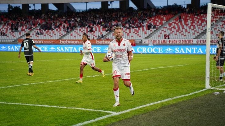 Il Bari non si ferma, 1-0 al Cesena con il riscatto di Gytkjaer: suo il gol partita