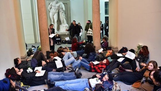 Milano, la protesta degli studenti dell'Accademia di Brera: "No al trasferimento delle aule"
