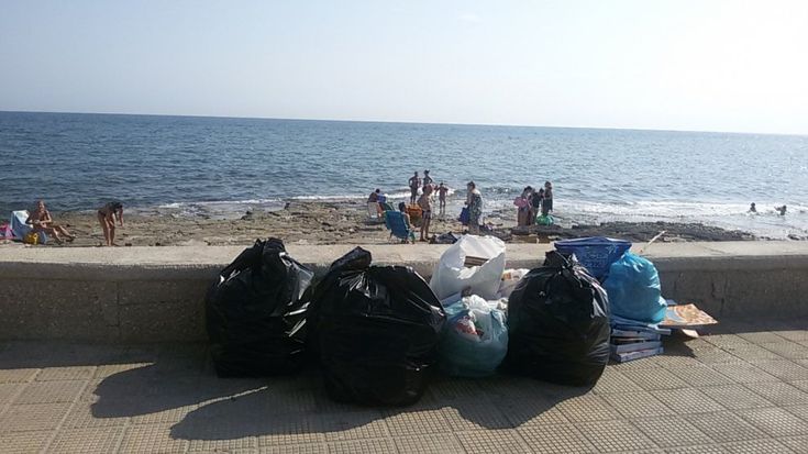 Bari, i rifiuti sul lungomare nel quartiere senza cassonetti