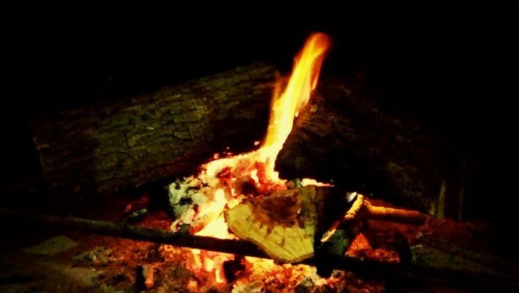 Salerno, camino acceso per tutta la notte: due bimbi intossicati