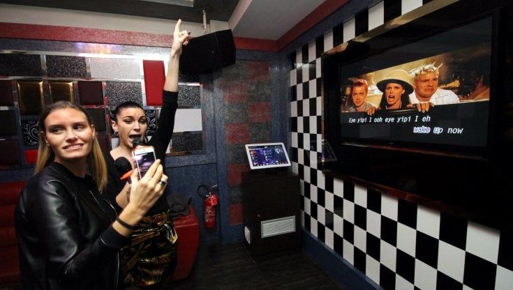 Il Karaoke è tornato di moda: i locali a Milano dove cantare tutti assieme (anche se stonati)