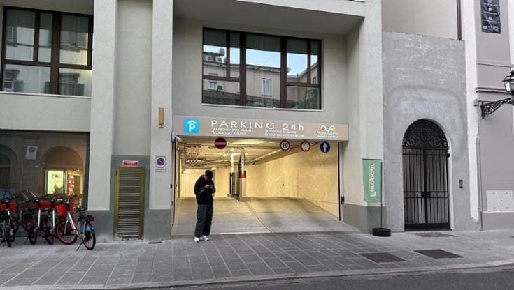 Parcheggio a pagamento sotto all’ex Comunale. Ma il Comune lo blocca