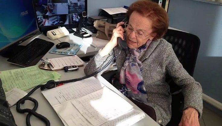 Nonna Alma, a 92 anni centralinista della Croce Rossa, premiata da Mattarella: "Aiutare allunga la vita"
