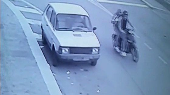 Cerignola, va a depositare l'incasso: le rapinano 13.000 euro nell'androne di casa