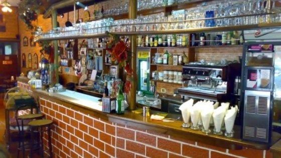 Bari, chiude dopo 25 anni il ristorante Sestriere: "Un pezzo di storia al sapore di wurstel e patatine"