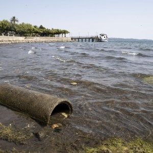 Crisi idrica e sprechi. "A Roma tubature colabrodo e sperpero d'acqua addebitati in bolletta"