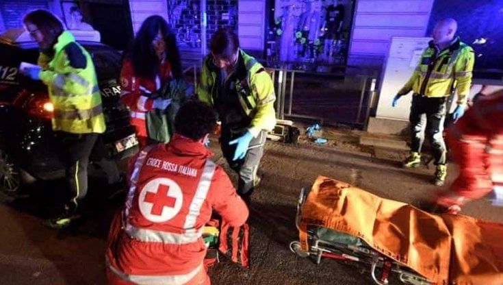 Auto travolge ragazzi e fugge: tre feriti gravi fra cui una donna incinta rimasta ustionata, ma il bimbo è salvo