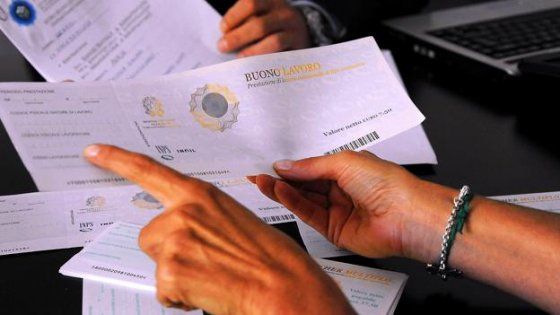 Milano, beffato il cervellone Inps: truffa da 3,5 milioni sui buoni lavoro, arrestata commercialista maga dei voucher