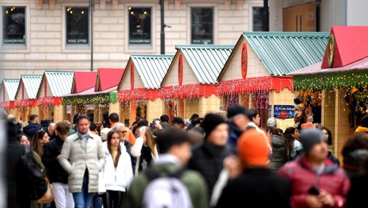 Il Mercatino di Natale in piazza Duomo a Milano: 78 baite con regali e specialità alimentari da tutto il mondo