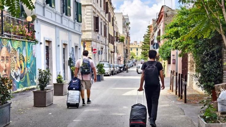 Iperturismo, manifestazione contro il boom di b&b e affitti brevi da Pigneto all’Esquilino