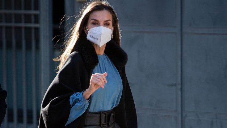 Letizia di Spagna scopre le gambe con un profondo spacco