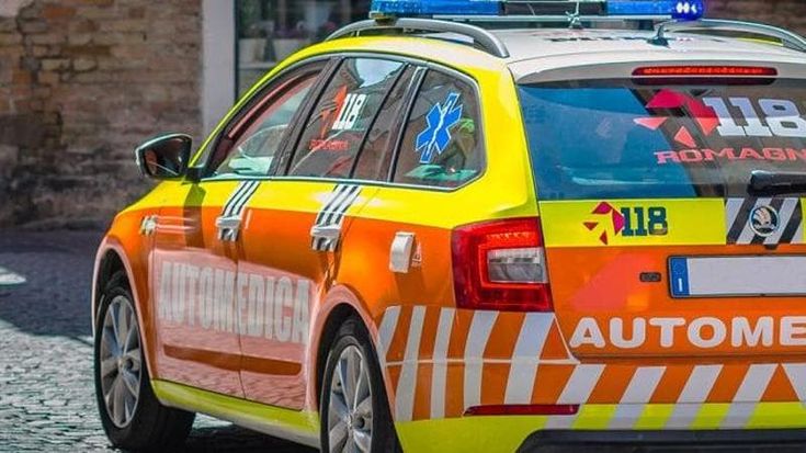 Malore della conducente di un’auto medica: schianto contro semaforo