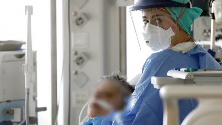 Coronavirus, l'infettivologo Gori: "Pazientiamo fino a giugno, è ancora tempo di mascherine e prudenza"