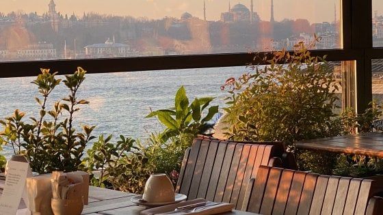 Istanbul a tutto gusto: gastronomia meticcia sui tetti del Bosforo