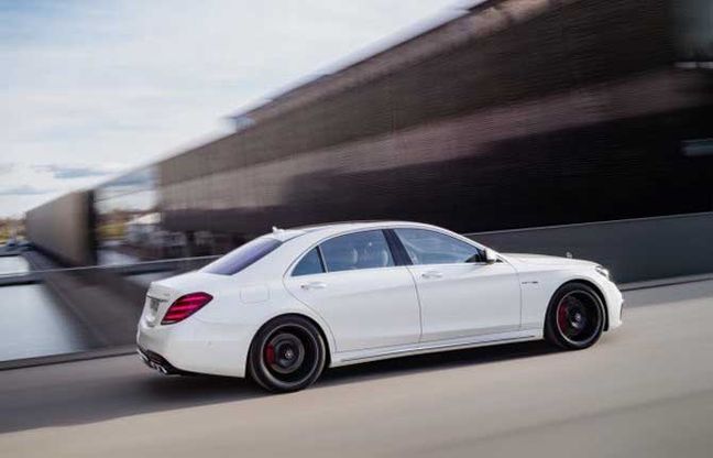 Mercedes, l'ammiraglia che parcheggia con lo smartphone