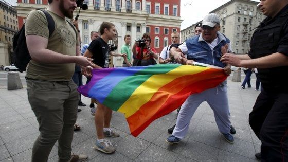 Diritti gay, Strasburgo attacca la Russia