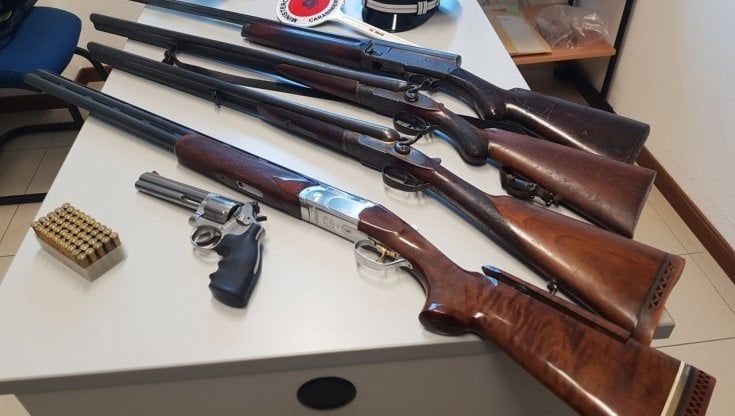 Al lavoro con la pistola senza licenza: "L'armeria era chiusa"