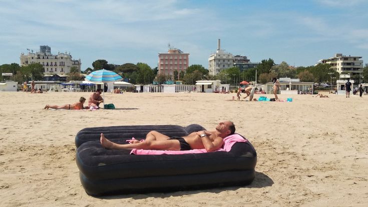 Romagna, si ritorna al mare. A Rimini una sterminata spiaggia libera