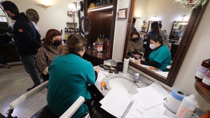 Barba, capelli e vaccino. E si convince anche un no-vax